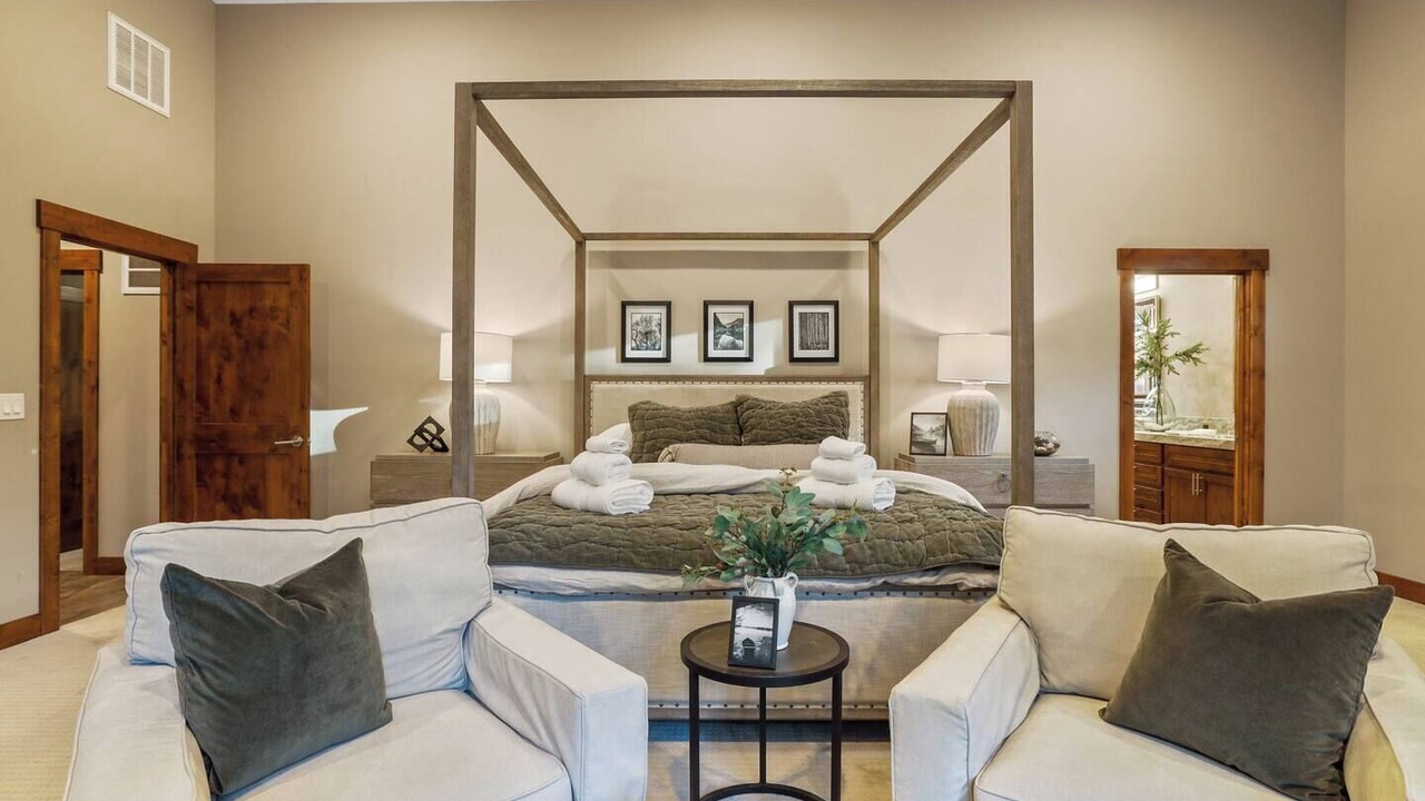 Photo of Bedroom in Country Club Estates